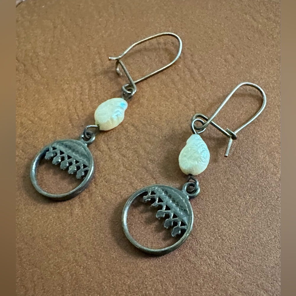Fresh water pearl and gun metal grey Israeli earrings